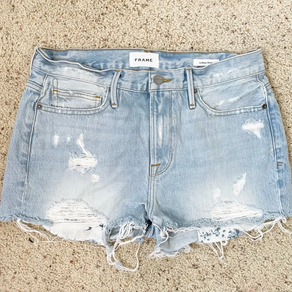Frame denim Le Beau distressed shorts size 26 - Picture 5 of 11